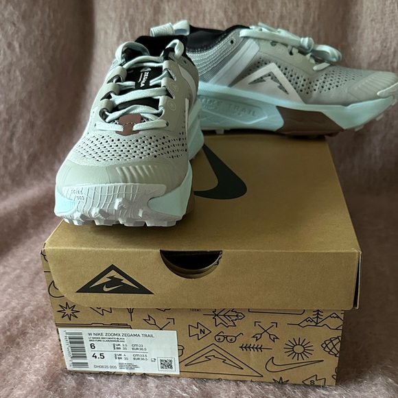 **New in Box**Womens Nike Zegama Trail Sneakers. Size US 6 - Picture 2 of 2